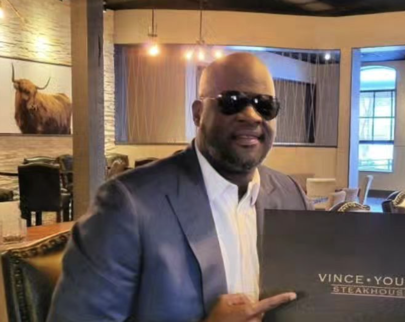 Ex-NFL Star Vince Young Involved in Wild Bar Fight
